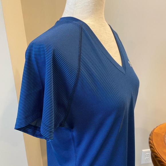 Under Armour V-Neck S/S T-Shirt NWT - Picture 4 of 8